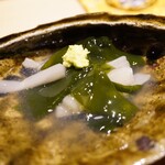 炎水 - お出汁はワカメ出汁と貝出汁をブレンドした円やかで優しい口当たりで浸透。 蒸し鮑の弾む食感はそのバウンドの度に引き出される抜群の旨味！自然な味わいの融合が綺麗な統一感を出してくれるヒトサラ。