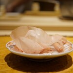 炎水 - ●削りたて鰹節
      エアリーな舌触りは口にしっとり着地すると雑味のない綺麗な甘みが降りて、圧をかければ旨みに風味を滲ませる。