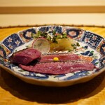 炎水 - ●肉料理
      銀の鴨むね肉の藁・炭火焼（青森 バルバリー種）、葱のお浸し
      手前から火山の地熱蒸気で温めて作るひんぎゃの塩、カラシ醤油乗せ。