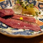 炎水 - 薄い身を折りたたむように咀嚼すればギュッと滲む力強い旨味。 炭火の香ばしさを合わせるように鴨肉の魅力を引き出し、薬味で作用させるシンプルながら絶妙な仕立て。