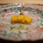 炎水 - ミシミシと踏み込む身は淡白ながら抜群の甘みを漲らせ、酢橘で透明感のある綺麗な味わい。雲丹のクリアな甘さとミネラルに合致させる甘みの一体感は格別！ 肝醤油に付ければ、必然的に意図した旨さを爆発させる！