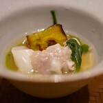 炎水 - ここで中華料理！ 鴨のお出汁と鴨もも肉をミンチしたワンタンで驚くほどの味の統一感が生まれ、スープに滲む旨さは絶品級！ そして賀茂茄子に含んだ旨味を香ばしくジュンワリと響かせる。おいしい！