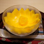 炎水 - ●甘味
      宮崎県産マンゴーの薄造り 菊花仕立て