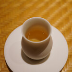 炎水 - ●一番出汁
      円やかに口内に着地すると粘膜に優しく伝わる甘み。香りと合致すれば極上なコントラストで一口を魅了させる。