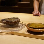 炎水 - 本日の主役は鮑！ しかも千葉大原の活き鮑は薄造り、そして左は島根の蒸し鮑。