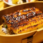 炎水 - 関東風の蒸し焼きながら、見た目で圧倒させる焦がしのグラデーション！この山椒がまた素晴らしい味を生むことに！