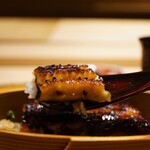 炎水 - 厚みがりふわふわとした口当たりと関西風に似たタレの重ね方で、身の味も感じられつつタレの少し甘みを持たせたタレをはつしもに染めて着地する美味しさはもう格別！