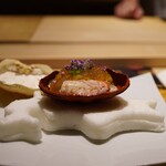炎水 - ●先付け
      噴火湾の毛蟹とキタムラサキウニ 花穂と黒酢のジュレ添え