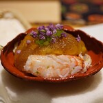 炎水 - 肉厚な毛蟹の甘みを爽やかに引き締めるジュレの酸味。紫蘇の花穂が香りを添え、小葱の小気味よい清涼感と共にコースを迎え入れるために静かにアイドリングさせる一品。