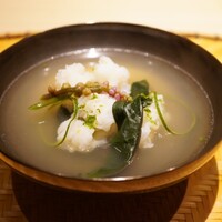 炎水 - ●お椀
                      鱧、鱧玉子豆腐、つるむらさき、酢橘
                      先ほどのお出汁と鱧の骨から取ったお出汁で合わせている。