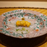 炎水 - ●お造り
                    真鰈（徳島）、赤雲丹（福井）
                    3枚をそれぞれの薬味で楽しめる粋な計らい。