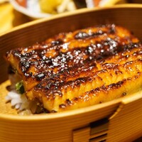 炎水 - 関東風の蒸し焼きながら、見た目で圧倒させる焦がしのグラデーション！この山椒がまた素晴らしい味を生むことに！