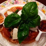 旬菜食卓 びすとろ KAZU - フルーツトマトとモッツアレラチーズの冷製パスタ　　　バジルの香りと甘酸っぱいトマトがたっぷり。フライドガーリックをお好みで併せて頂くとより一層美味しくなります!