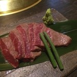 まる良炭火焼肉 - 黄金松坂牛レアステーキ☆
            
            わさび醤油でいただく、さっぱりとしたステーキ♫
            脂身が少なくて、しつこさが無くて、肉本来の旨さが堪能出来る一品٩(๑´ڡ`๑)۶