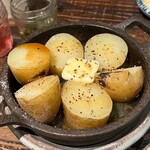 ひまり屋 GALERA - ◯じゃがバター¥600…熱々鉄板で登場！