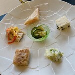 一茶一酒 - ズッキーニの和物、じゃがいもの春巻、ピータンチーズ、白菜酢漬け、芋餅、ササミ山椒漬け