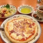 Saizeriya - サラミとパンチェッタのピザセット。