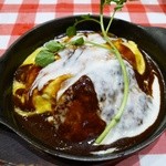 ラケル - とろーり卵のデミグラスハンバーグオムライス 1134円。