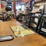 アンチョビ - 一番奥の相席に座って店内撮影