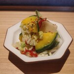 炭焼 おかげさん - [2024年7月　訪問]口直しの浅漬け。数種の野菜がふんだんに使用されていて、風味も食感も爽やかです。