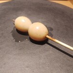 炭焼 おかげさん - [2024年7月　訪問]うずらの卵。本来はこの上にペコリーノロマーノが乗り、一緒に食べるとカルボナーラのような風合いになるとのこと。私は山羊のチーズが苦手なので無しで。