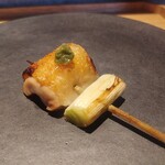 炭焼 おかげさん - [2024年7月　訪問]もも肉。柚子胡椒のほんのり香る感じが鶏の脂とマッチしてます。