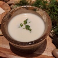 モノリス - グリーンピースのムースと玉葱の冷製スープ