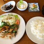 レストラン 蔵王 - レストラン 蔵王　豚スタミナ焼きランチ、これにドリンクとデザートまで付いて900円