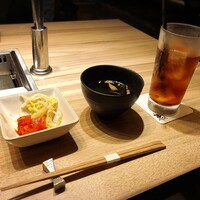 焼肉うしごろ 横浜店 - カクテキ、ナムル、黒烏龍茶