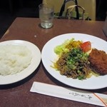 Kissapurinsu - 注文した日替わりランチは７５０円、これに１００円足して飲み物を付けてもらいました。
                      
                      ランチのご飯は無料で大盛りにしてくれますよ。
                      