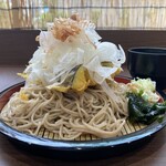 峠そば - 横から見るとさらに凄い