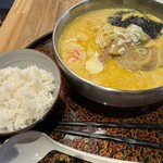 織田style - 味噌カレー牛乳うどん（麺はラーメン）