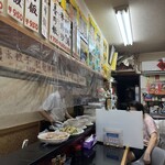 錢爺 - 衝立の向こうはお店のスペース｡アイドルタイムはカウンター5席（笑）