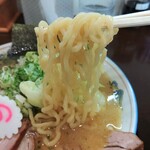 寅真らーめん - モチっとした多少やわ目の中太ちぢれがスープに合います