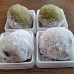 島田菓子舗 - 豆大福(手前)　抹茶生クリーム大福(奥)