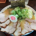 寅真らーめん - 魚介感じるスープにキャベツに青のり　さらに海苔