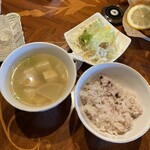 こびとカフェ - 雑穀米、味噌汁、生サラダ