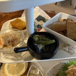 こびとカフェ - 中段。ナスの煮物、切り干し大根、かぼちゃ煮、煮物寄せ