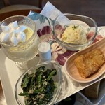 こびとカフェ - 上段。ほうれん草胡麻和え、ポテサラ、イカの唐揚げ、カスタードプリン