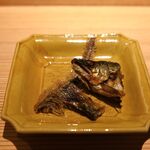 好日 - 鮎の頭・尻尾・中骨を抜いて唐揚げ。骨はパリパリ