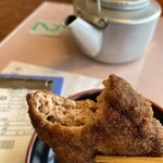 敦賀ヨーロッパ軒 - ミンチカツの断面。ややピンク色だが、この色は品質に問題なく、新鮮な証拠らしい。揚げたてを食べるとジューシーな肉汁が溢れる。