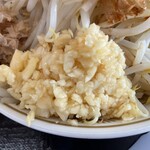 ラーメン もっけだの - 『汁なしニンニク野菜マシマシ』のニンニク