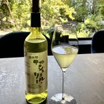 256355130 - グラス白ワイン