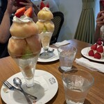 果実園 リーベル - 桃のパフェ　桃が丸々２個入っている豪華版✨