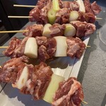 豚正 - 焼く前のカシラ串