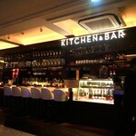 EIGHT - 메인 홀의 카운터 좌석