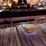 EIGHT - 바닐라 아이스크림 아래 유리 케이스에는 레코드가 가득 차 있습니다.