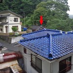 山形屋旅館 - ３階客室からの眺め（岩風呂を赤い➡︎で示す）