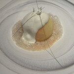 日本のイタリア料理店 sai - 豪華桃のデザート、ミルクティーのエスプーマ