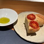 日本のイタリア料理店 sai - 玉ねぎ湯種の丸パンとトマトのフォカッチャ